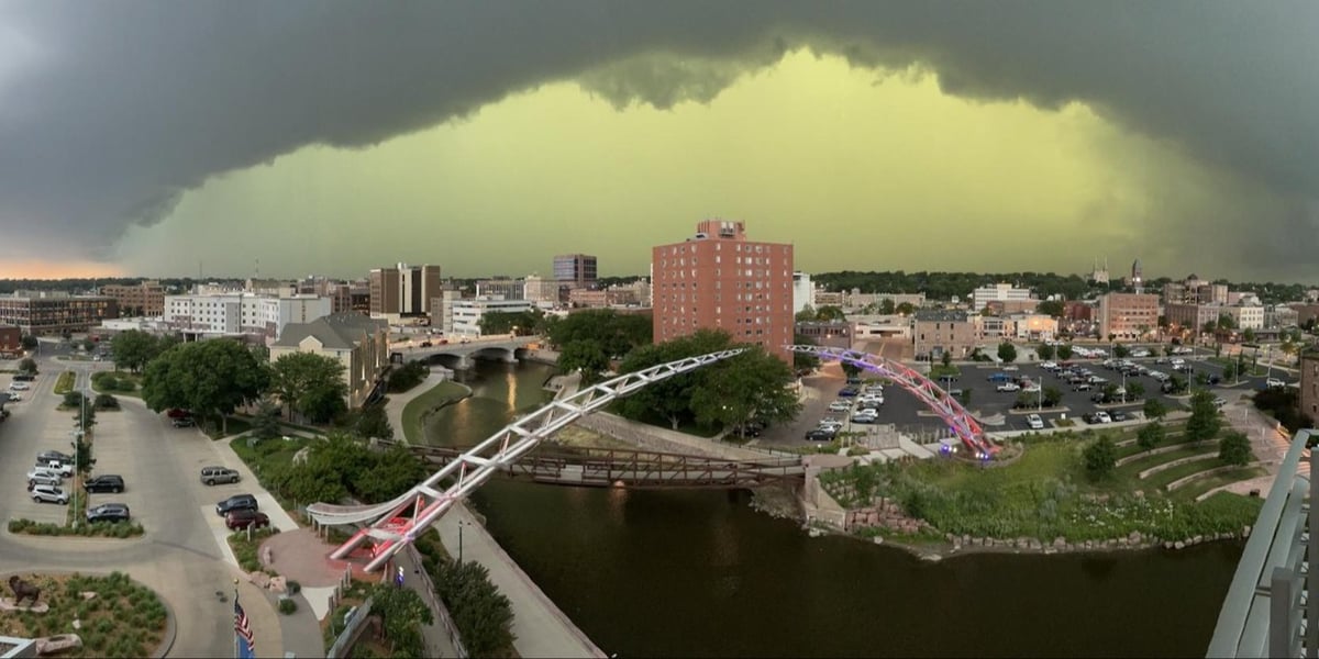 Un cielo verde delante de una tormenta que se aproxima.