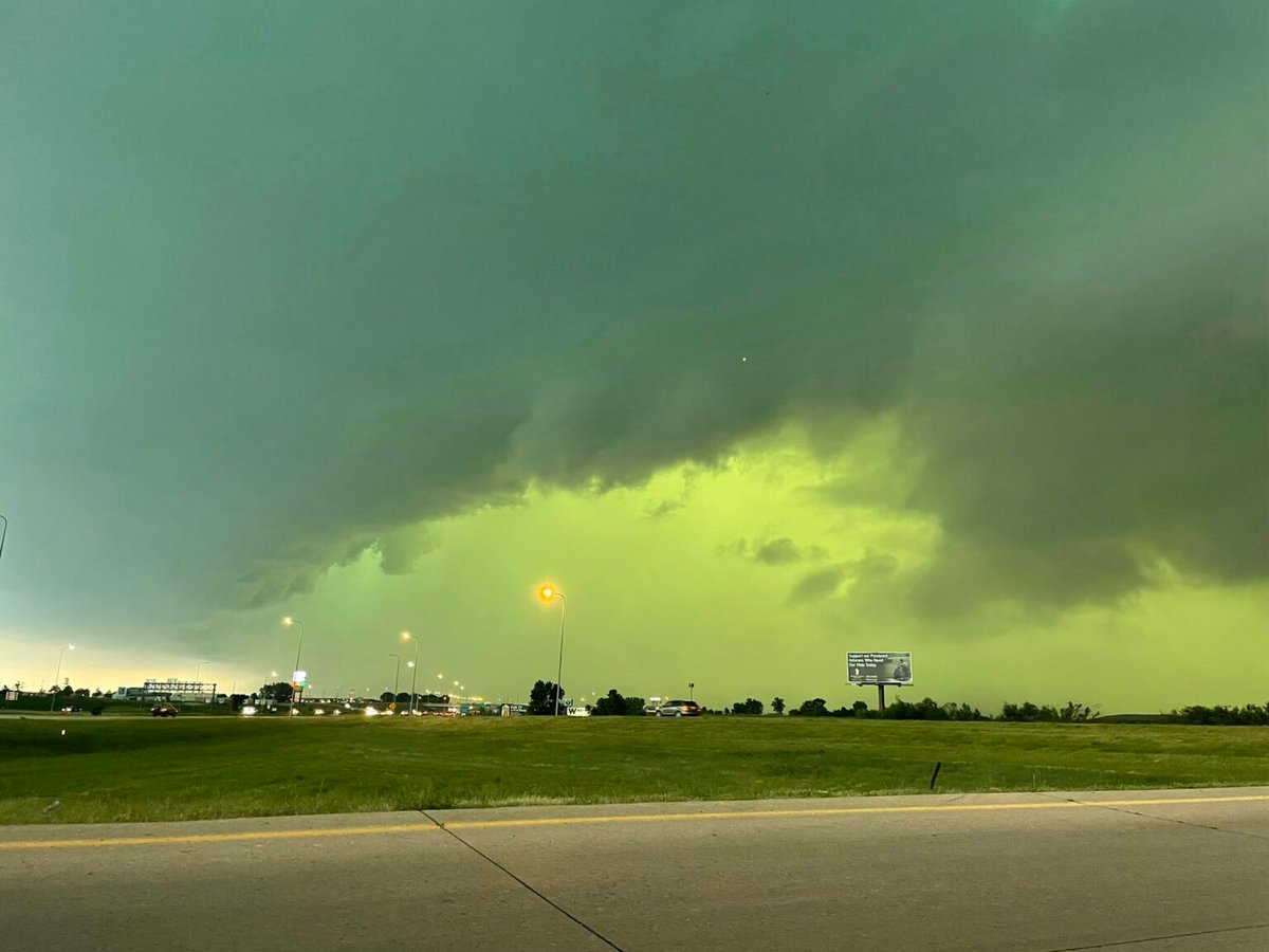 Un cielo verde delante de una tormenta que se aproxima.