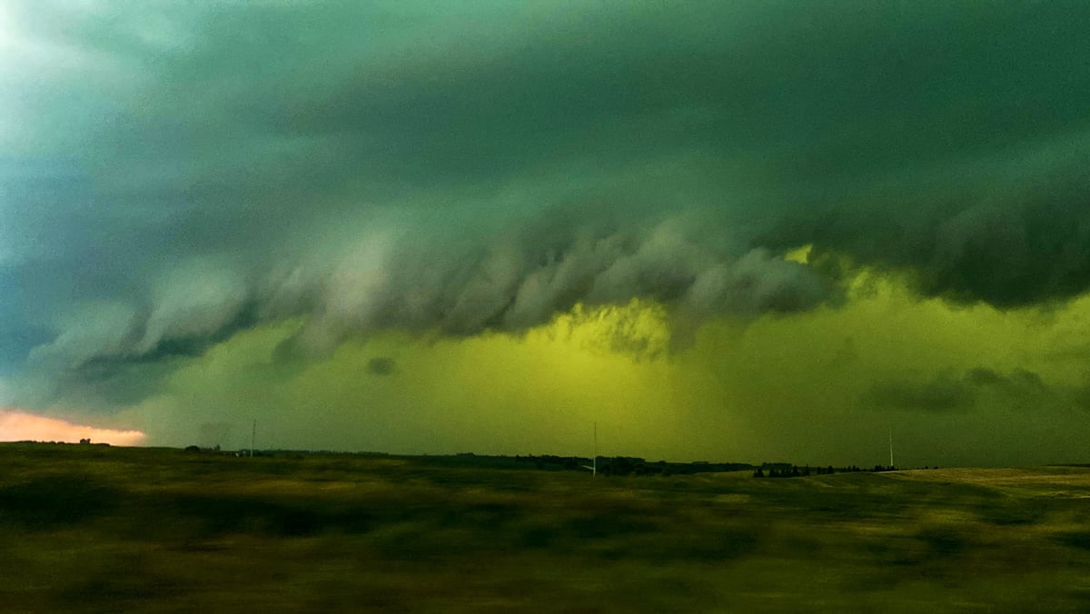 Una nube estante verde sobre una pradera.