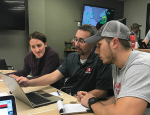 El meteorólogo Baron informa al equipo Team Rubicon durante el huracán Florence.