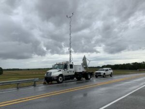 Un radar móvil Baron de banda X situado cerca de la costa del Golfo durante el huracán Laura.