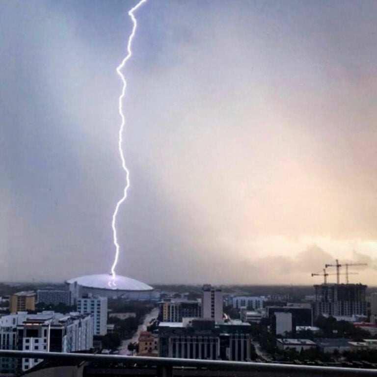 Un rayo cae sobre Tropicana Field en San Petersburgo, FL en septiembre de 2018.